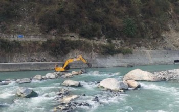 महाकाली नदीमा भारतले चलायो स्काभेटर, दार्चुलामा दुवै पक्षबीच ढुंगा हानाहान 